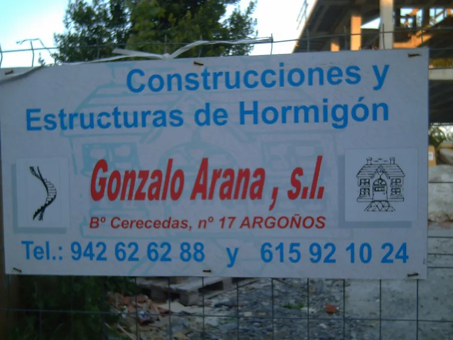 Cartel de obra de Construcciones y Estructuras de Hormigón Gonzalo Arana